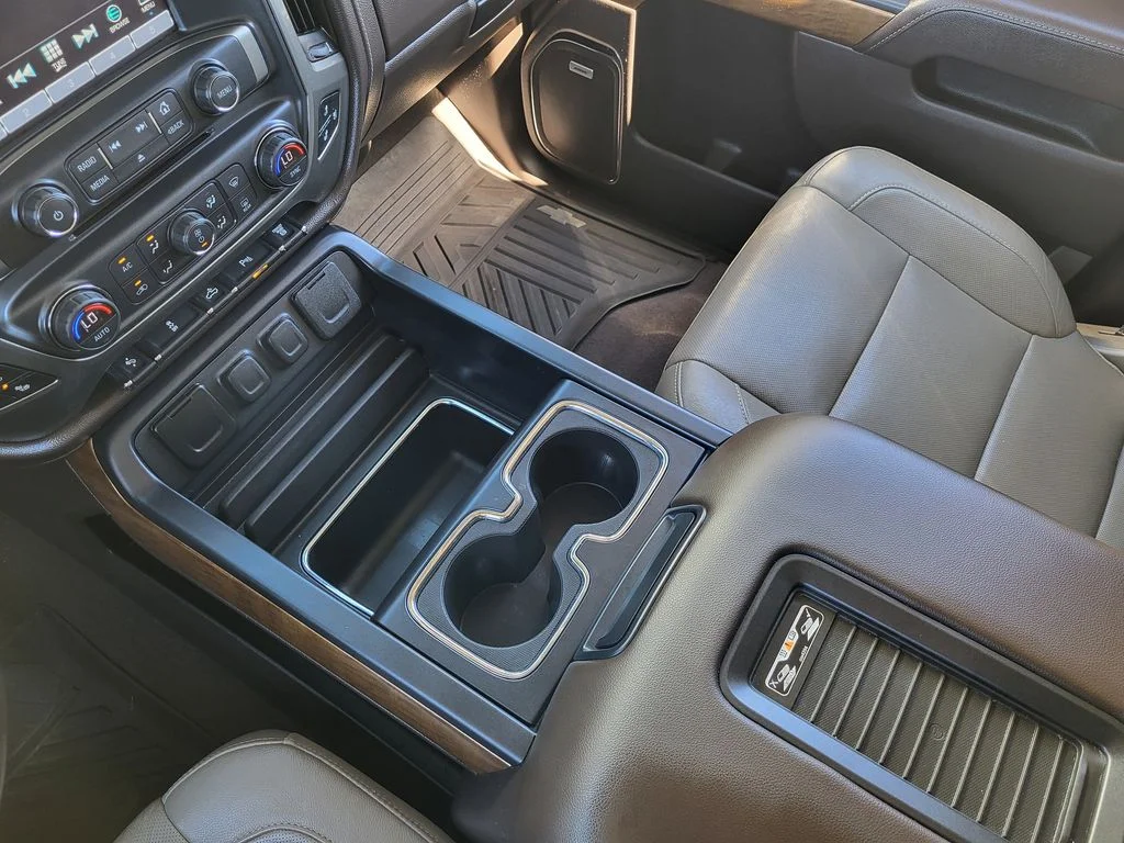Used 2019 IRIDESCENT PEARL TRICOAT Chevrolet LTZ image 16