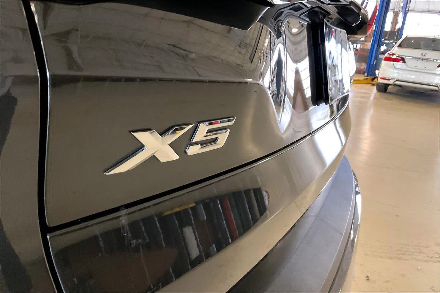 Used 2023 Dark Graphite Metallic BMW sDrive40i image 9