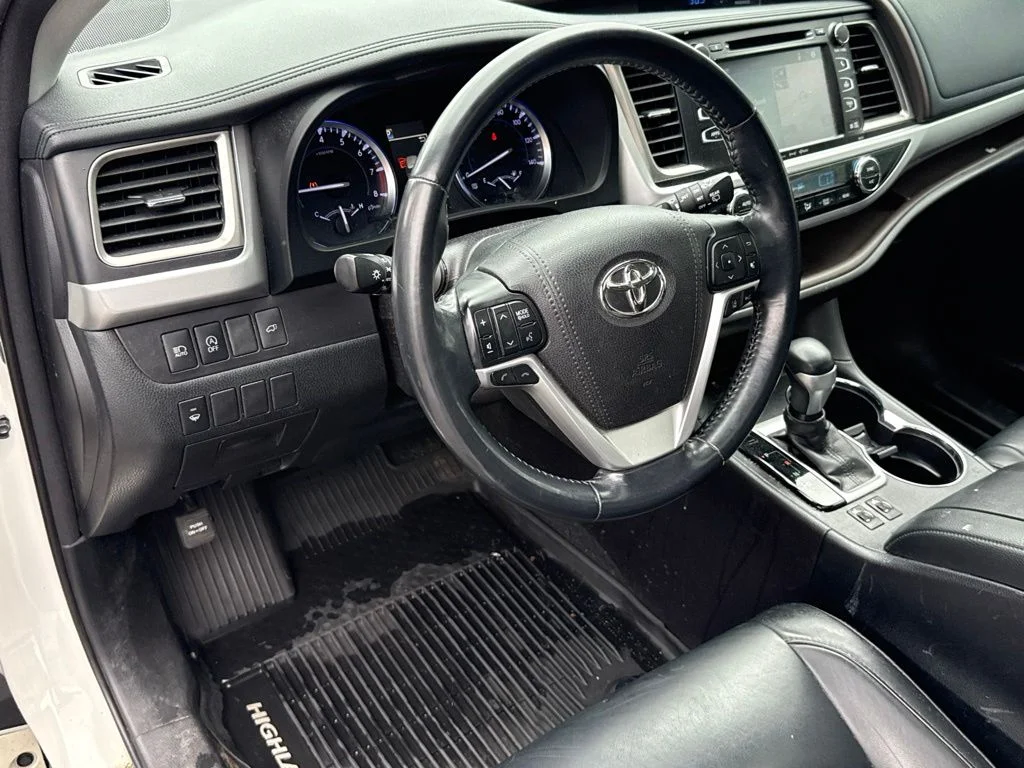 Used 2018 White Toyota XLE image 12
