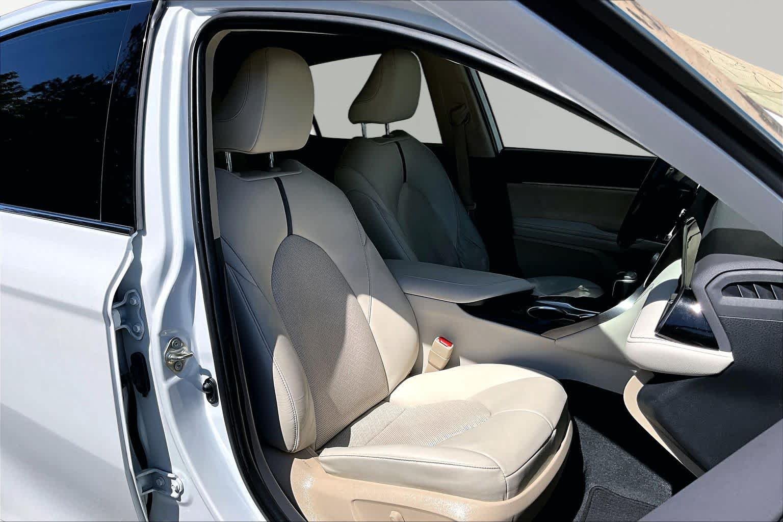 Used 2021 Wind Chill Pearl Toyota Hybrid XLE image 9