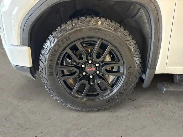 Used 2024 Summit White GMC Elevation image 15