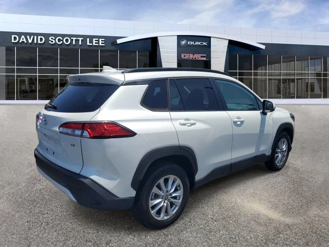 Used 2022 Wind Chill Pearl Toyota LE image 4
