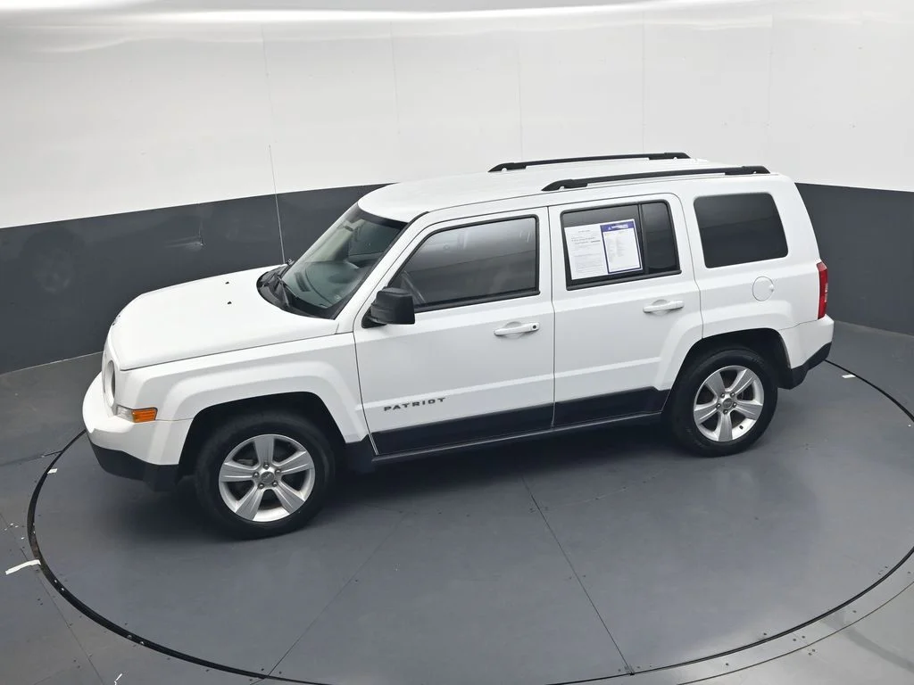Used 2015 Bright White Clearcoat Jeep Latitude image 23