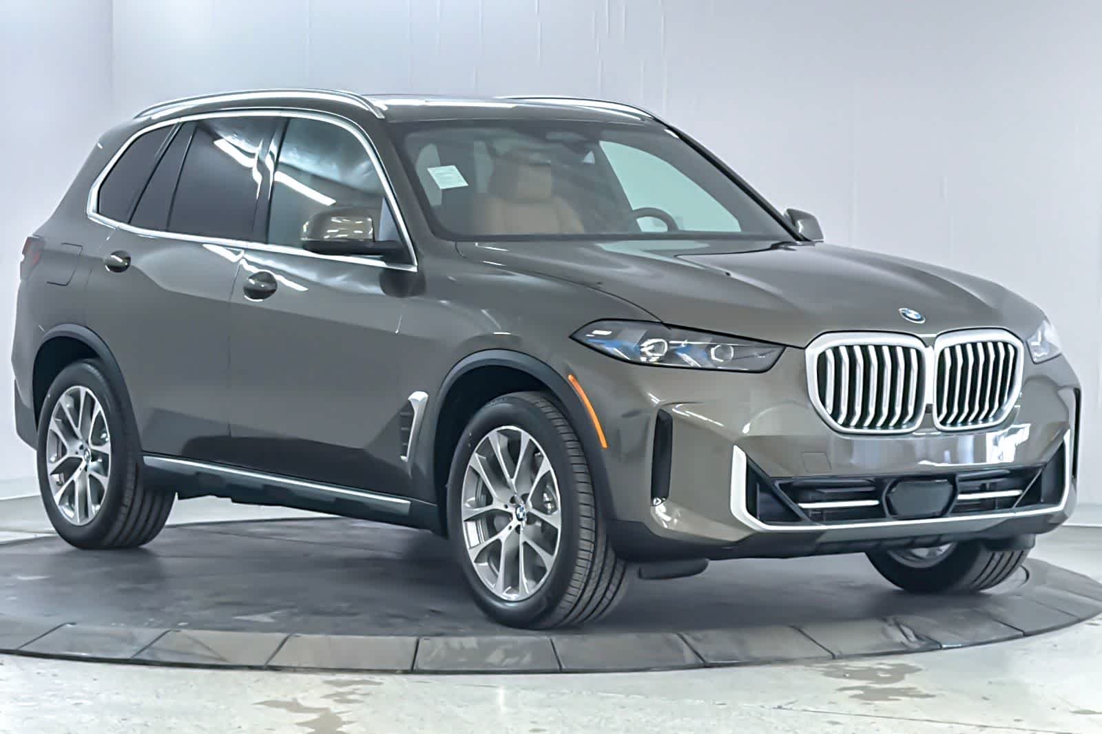 New 2026 Manhattan Green Metallic BMW xDrive40i image 9