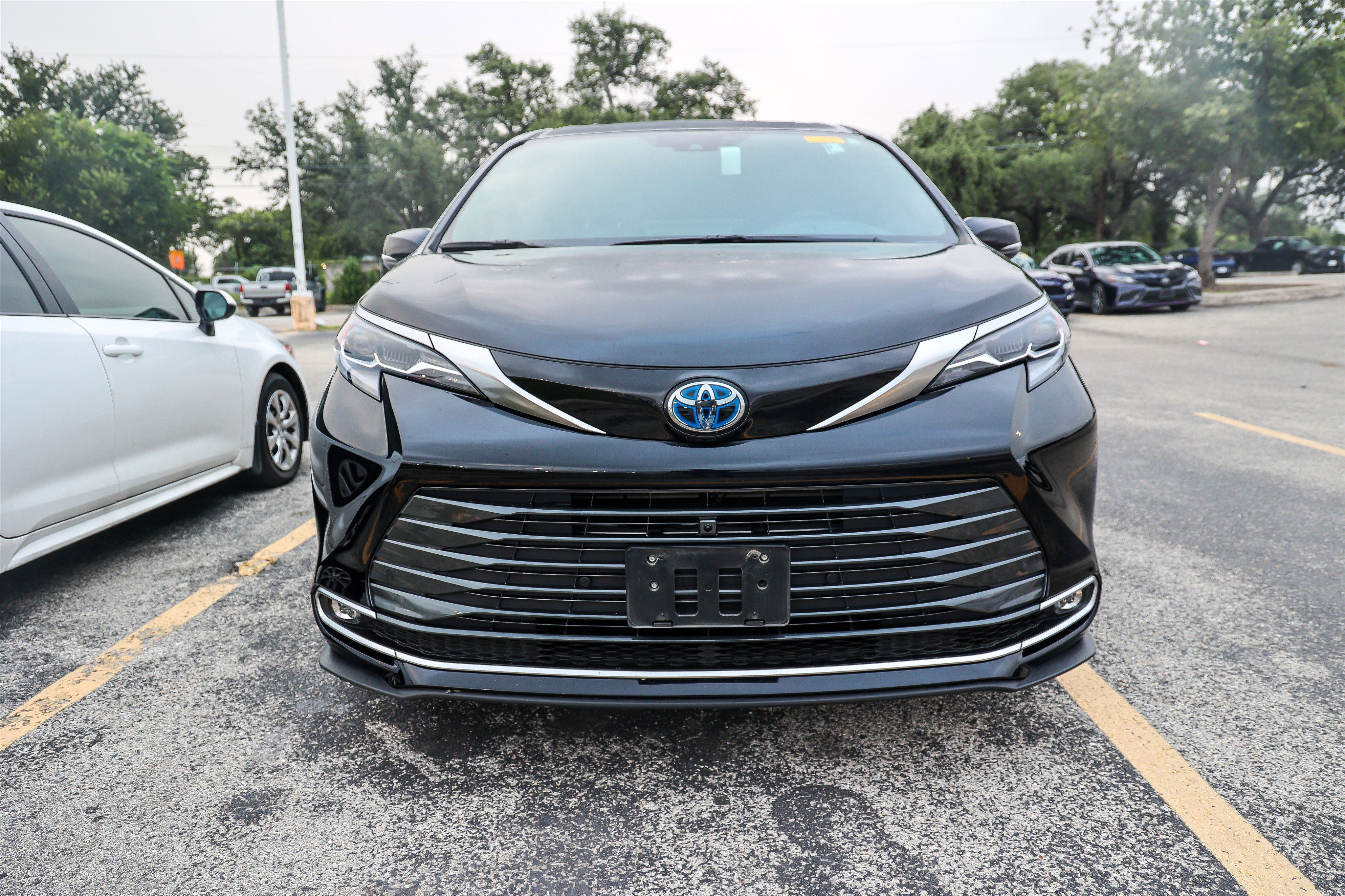 Used 2025 MIDNIGHT BLACK ME Toyota Platinum image 3