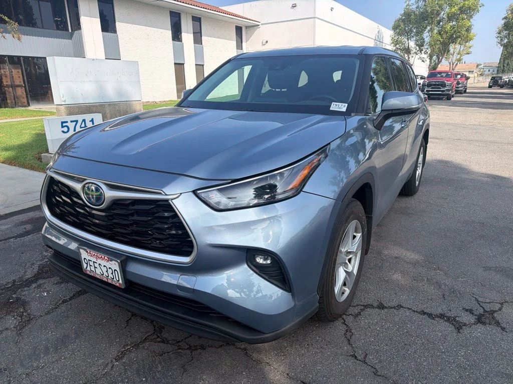 Used 2022  Toyota LE image 1
