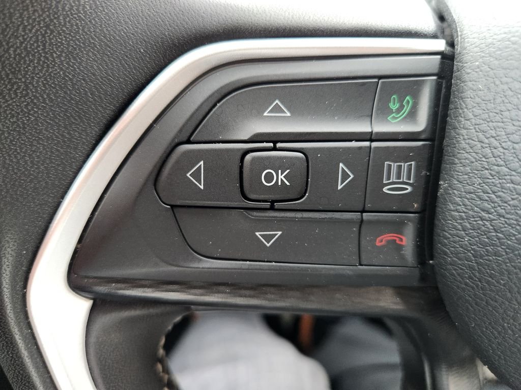 Used 2024 Silver Jeep Laredo image 17