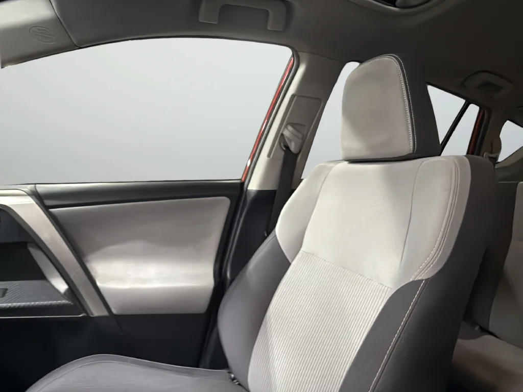 Used 2015 Red Toyota XLE image 30
