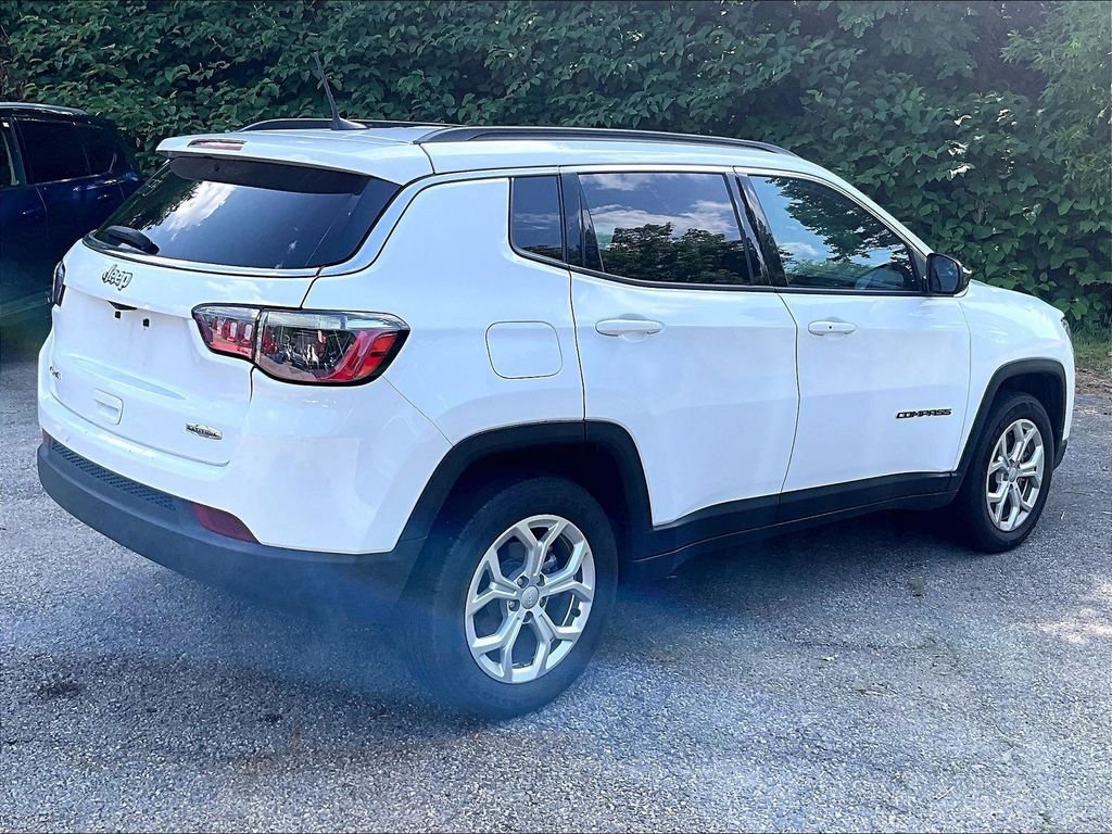 Used 2024 White Jeep Latitude image 6