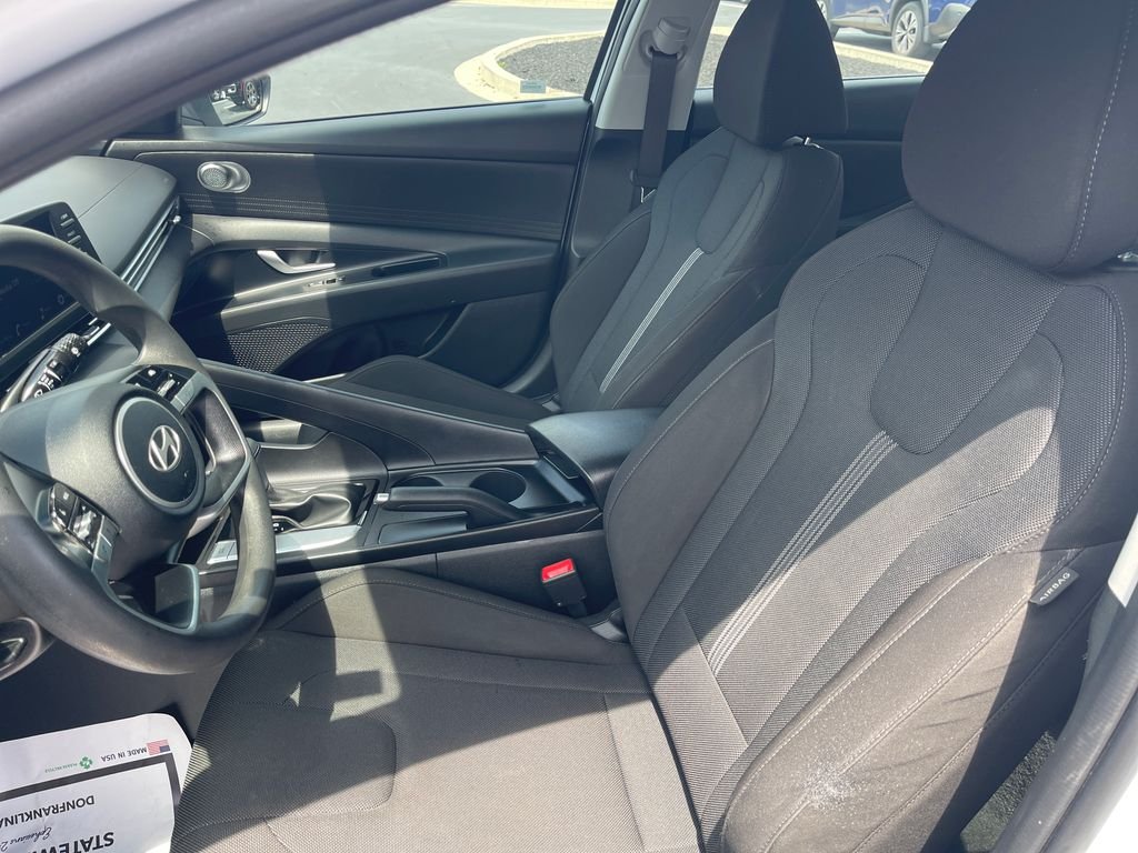 Used 2025 White Hyundai SE image 13