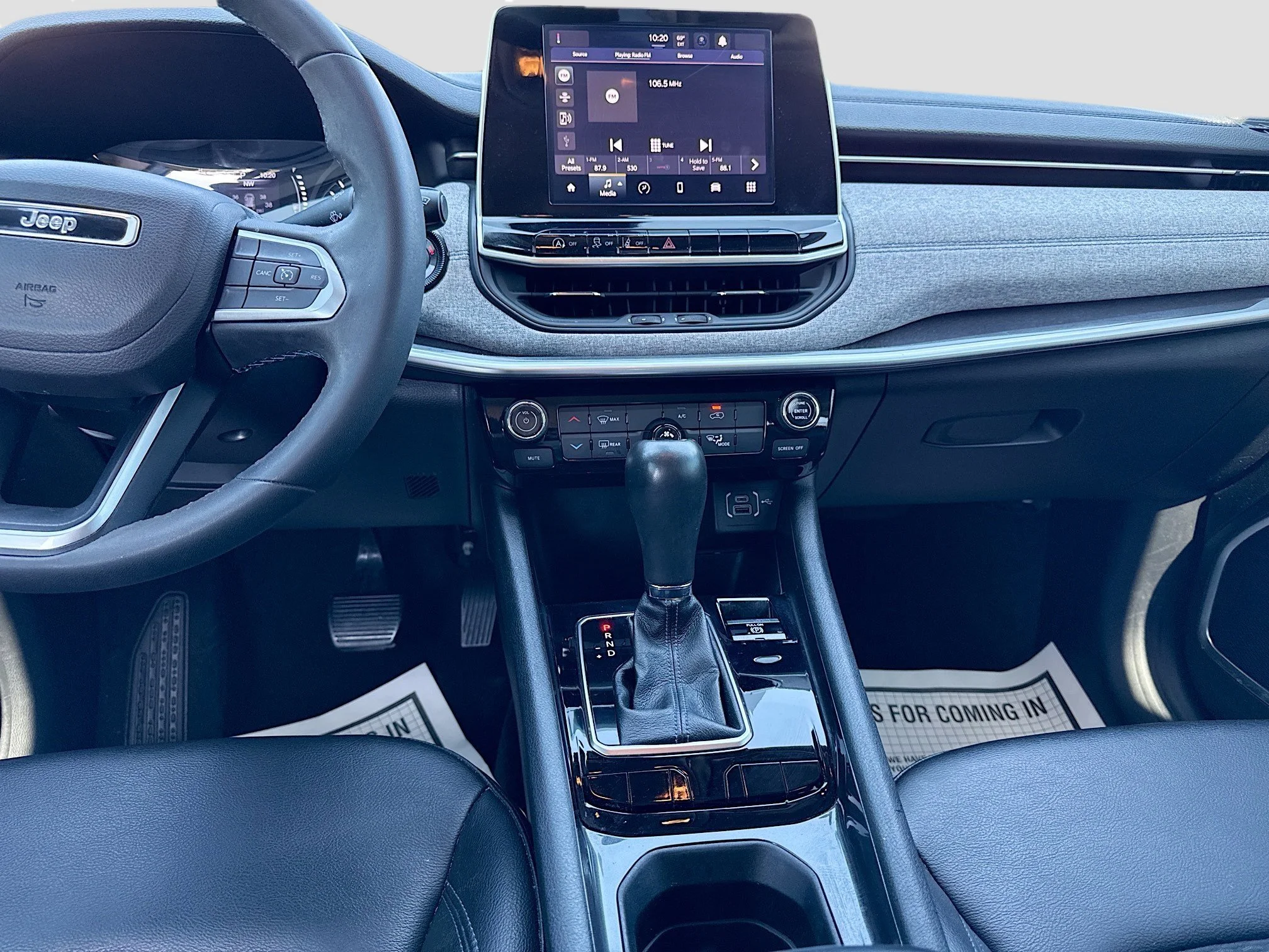 Used 2022 Diamond Black Crystal Pearlcoat Jeep Latitude image 18