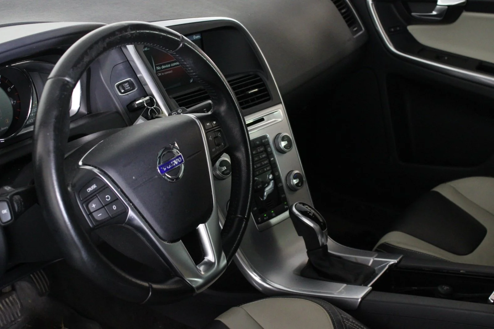 Used 2017 Black Volvo T5 Dynamic image 3