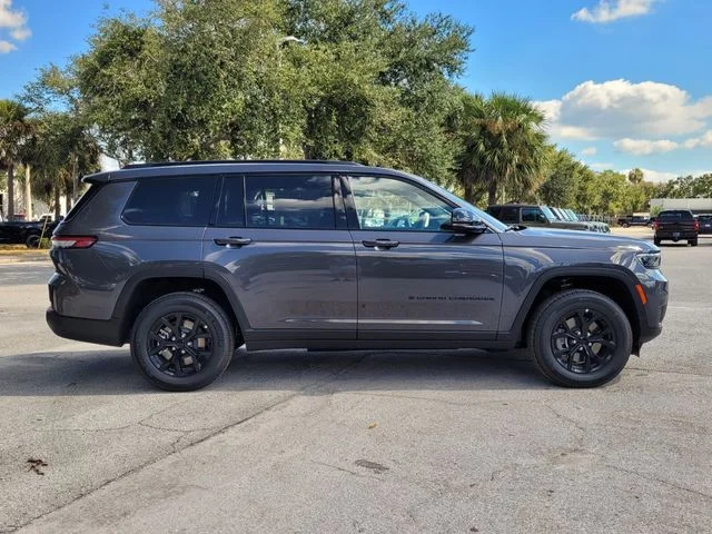 New 2025 Baltic Gray Metallic Clear-Coat Exterior Paint Jeep Altitude image 5