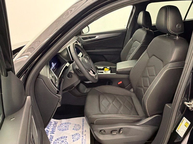 Used 2024  Volkswagen 2.0T SE w/Technology image 24