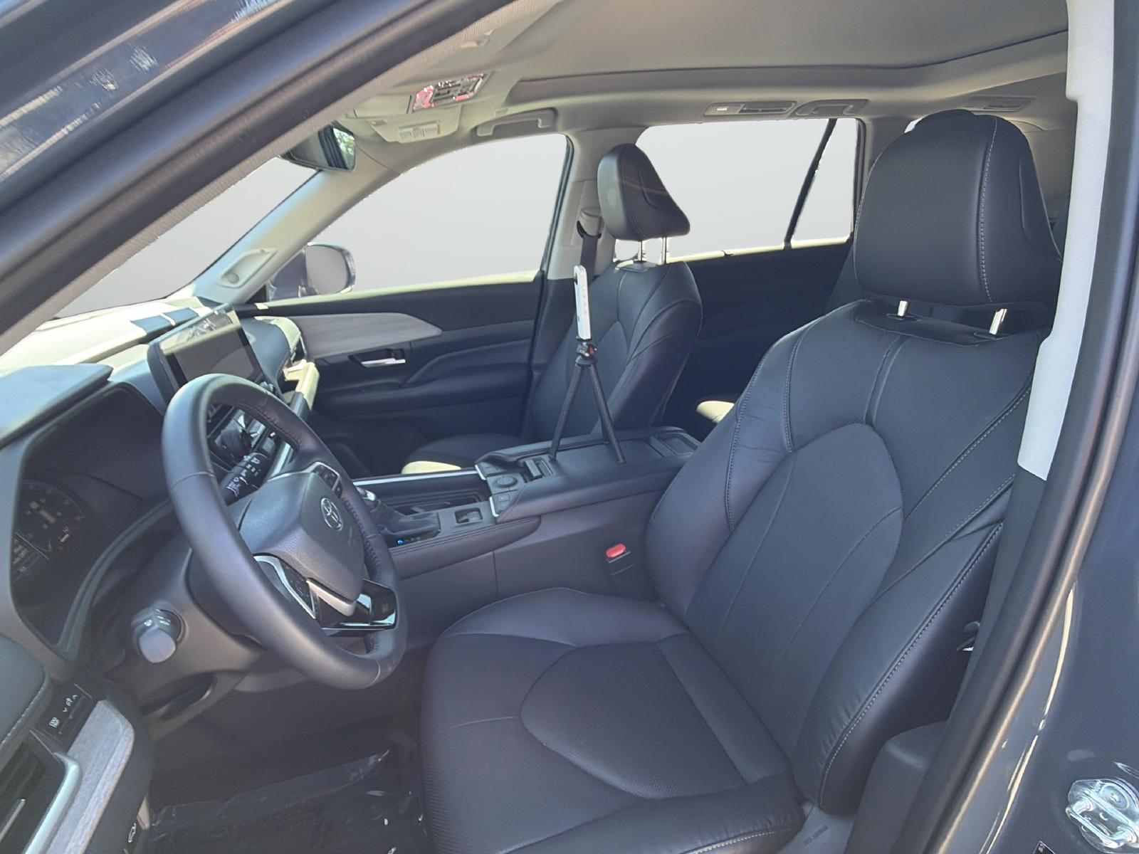 Used 2025 Cloud Toyota Limited image 32