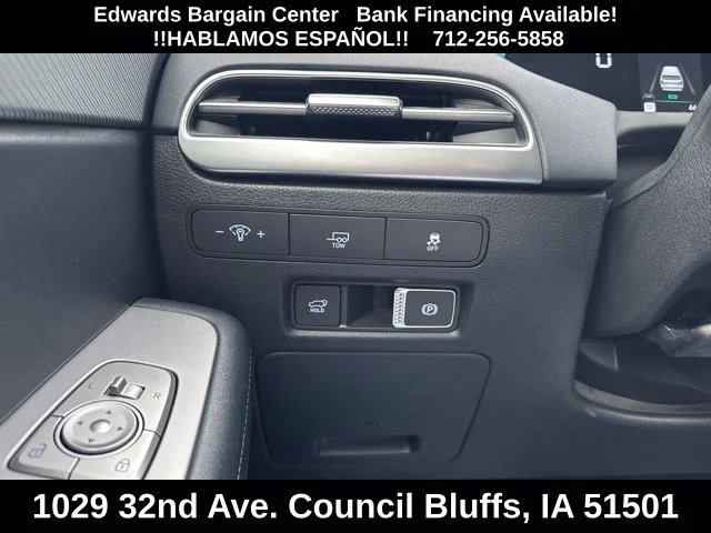 Used 2025 White Hyundai SEL image 23