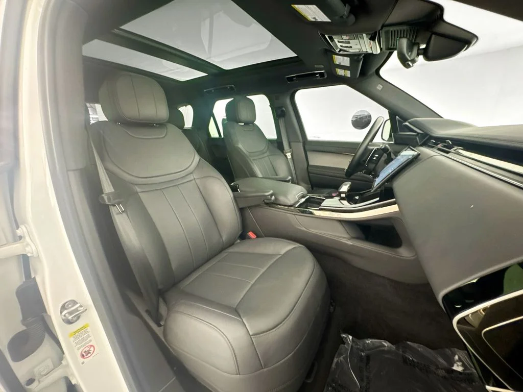 Used 2024 White Land Rover Dynamic SE image 29
