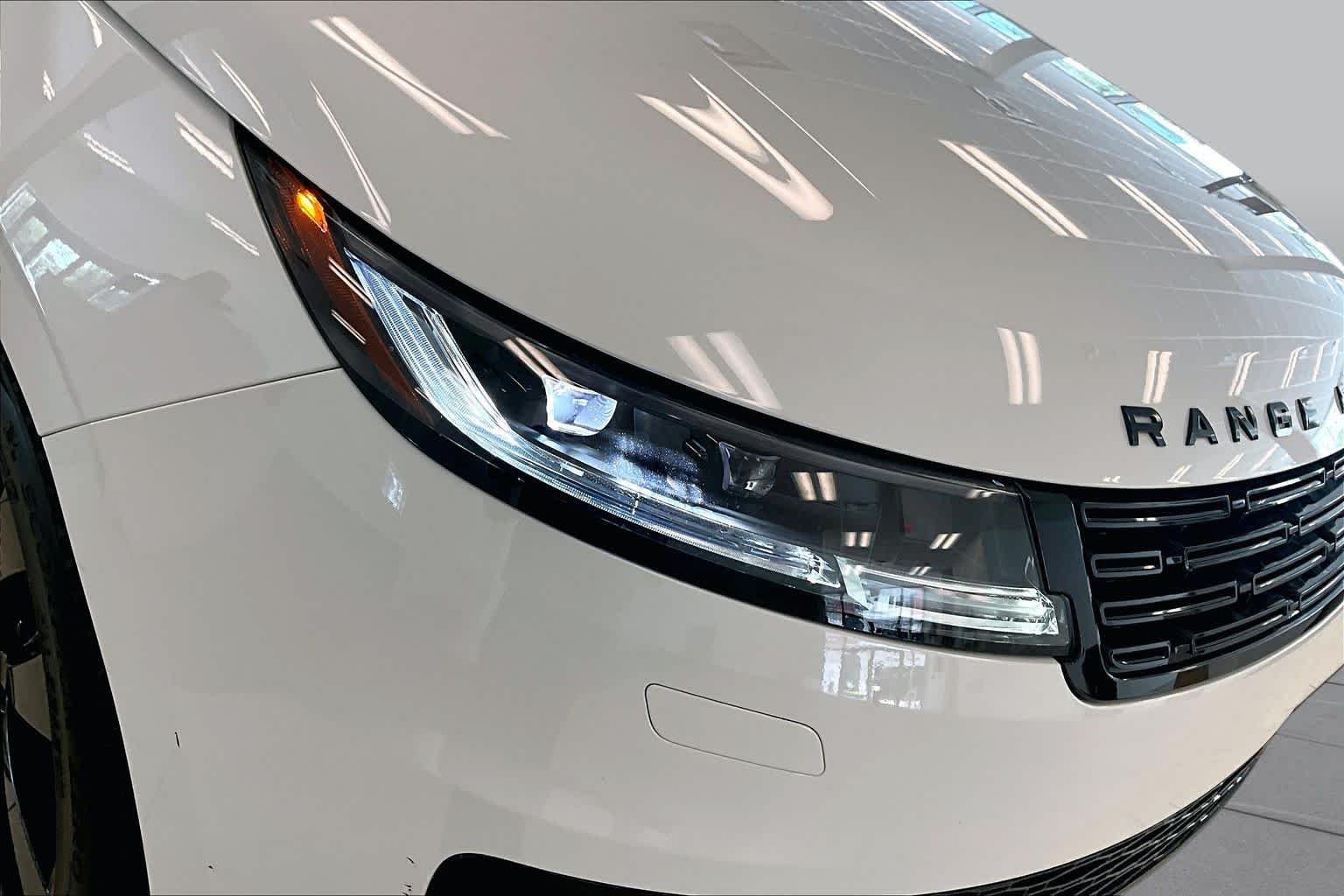 Used 2023 Fuji White Land Rover SE Dynamic image 26