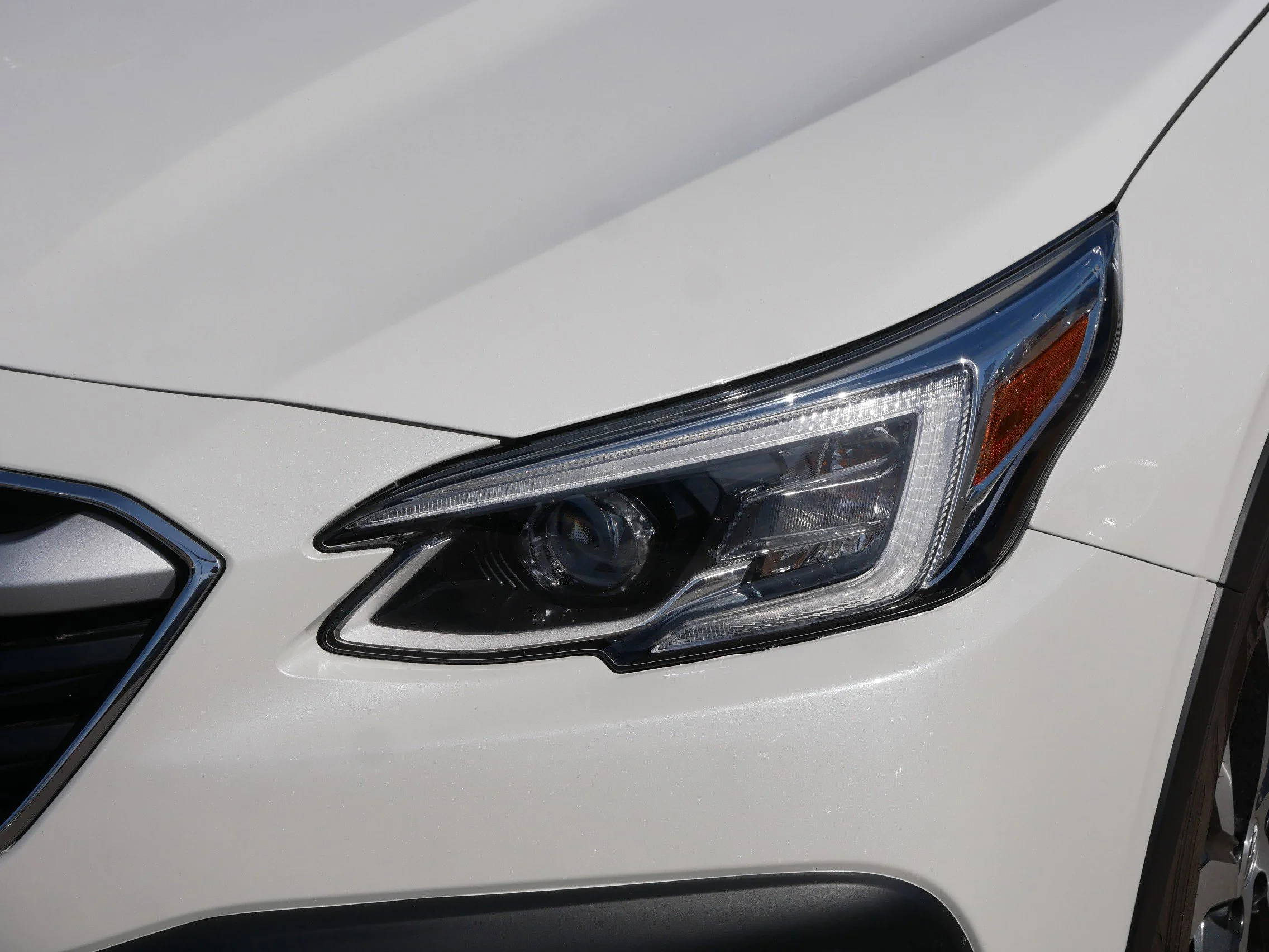 Used 2020 Crystal White Pearl Subaru Limited image 16