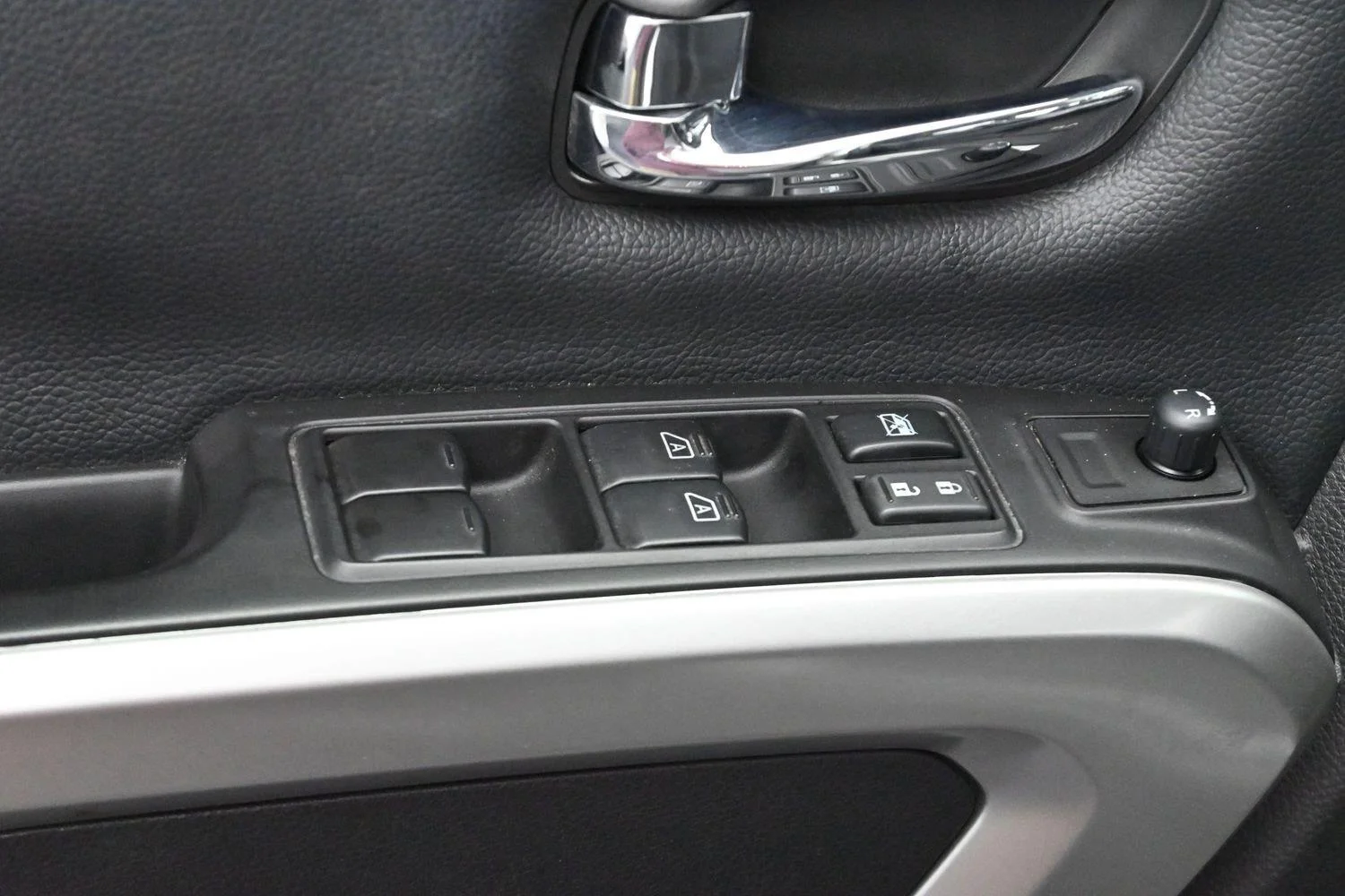 Used 2018 Brilliant Silver Nissan PRO-4X image 11