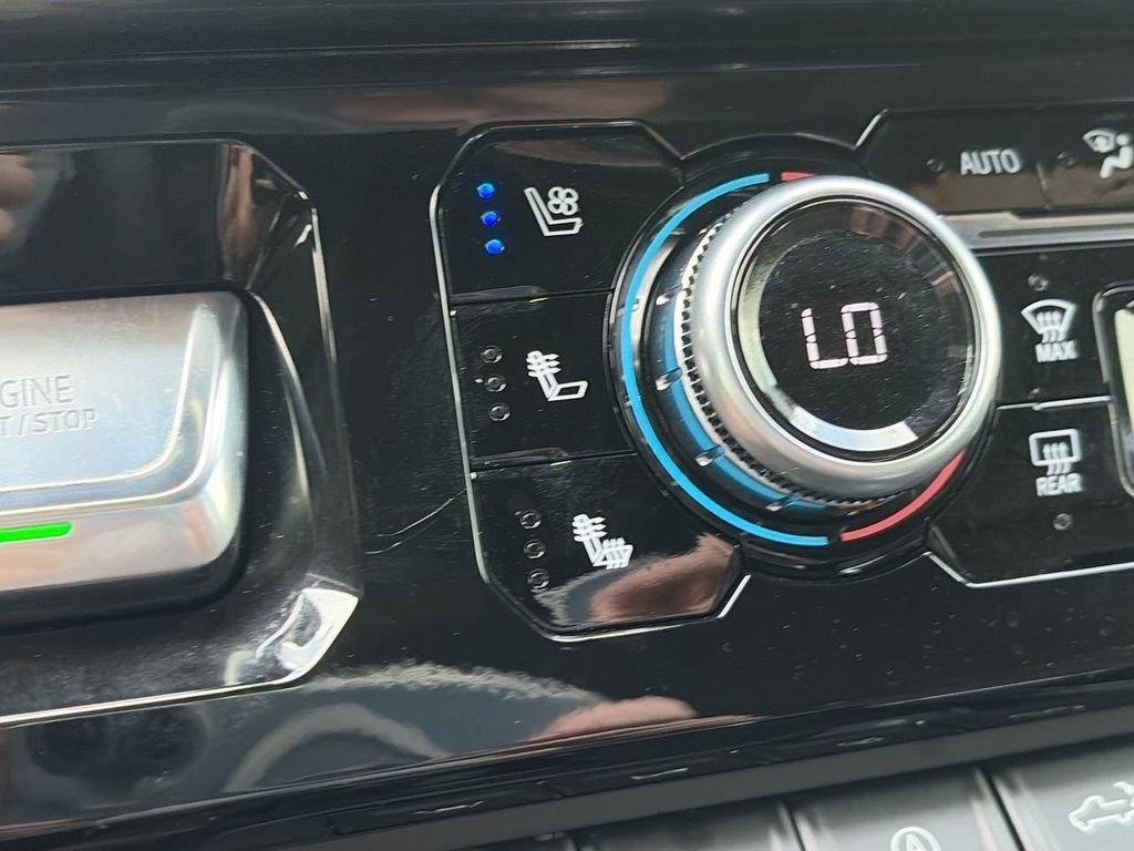 Used 2022 Silver GMC Denali image 22