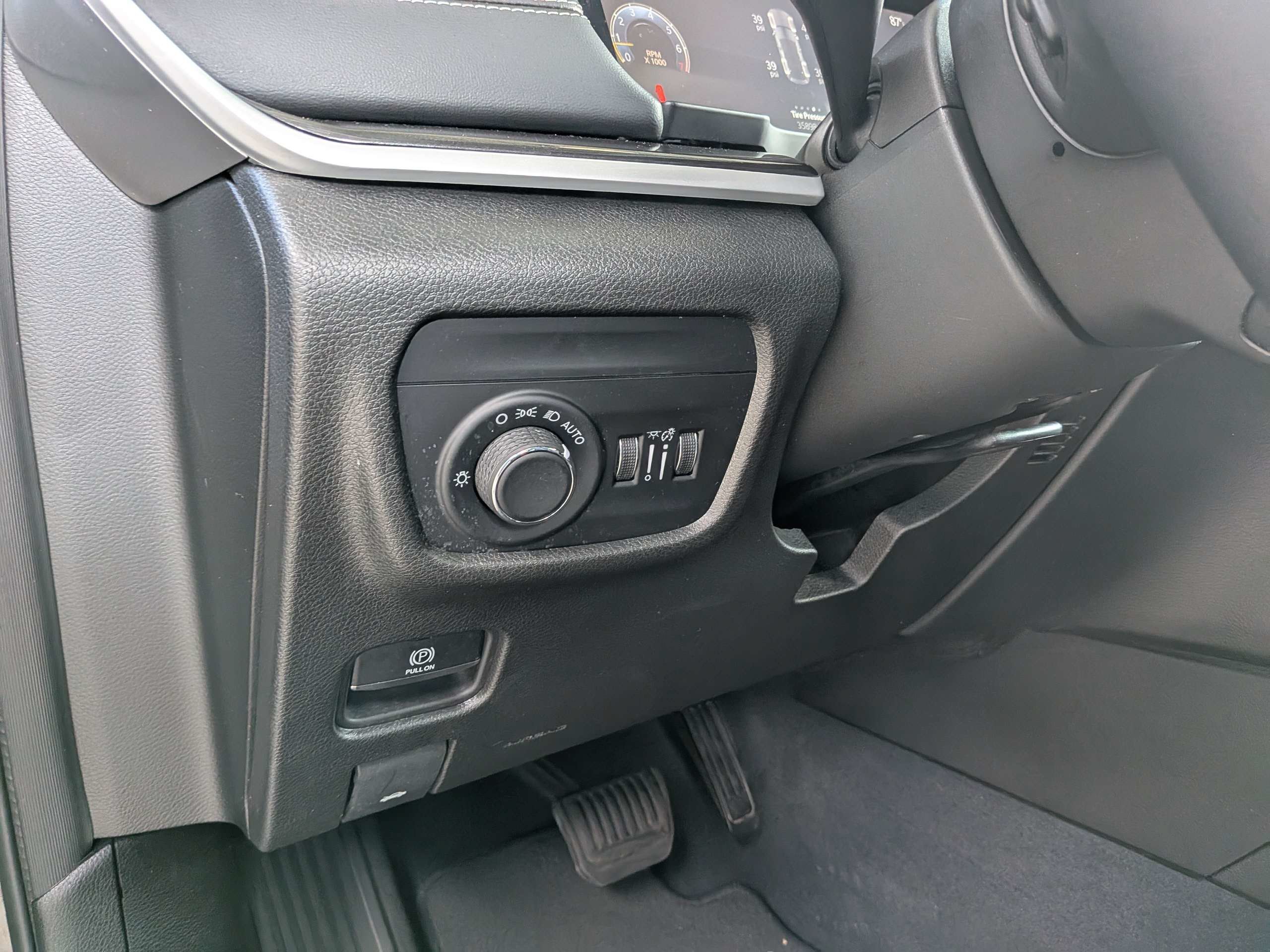 Used 2023 Black Jeep Laredo image 15