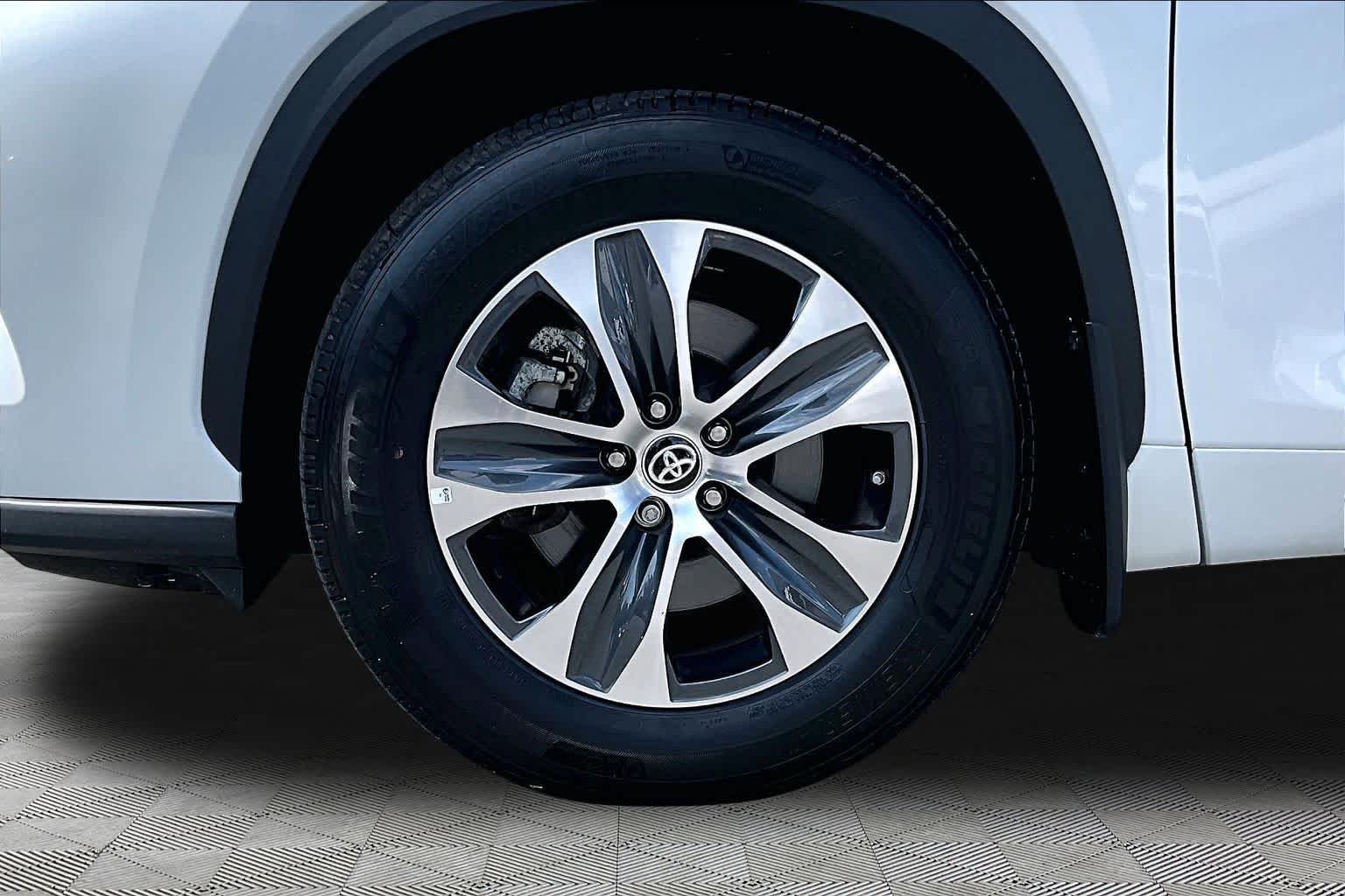 Used 2024 Wind Chill Pearl Toyota XLE image 11