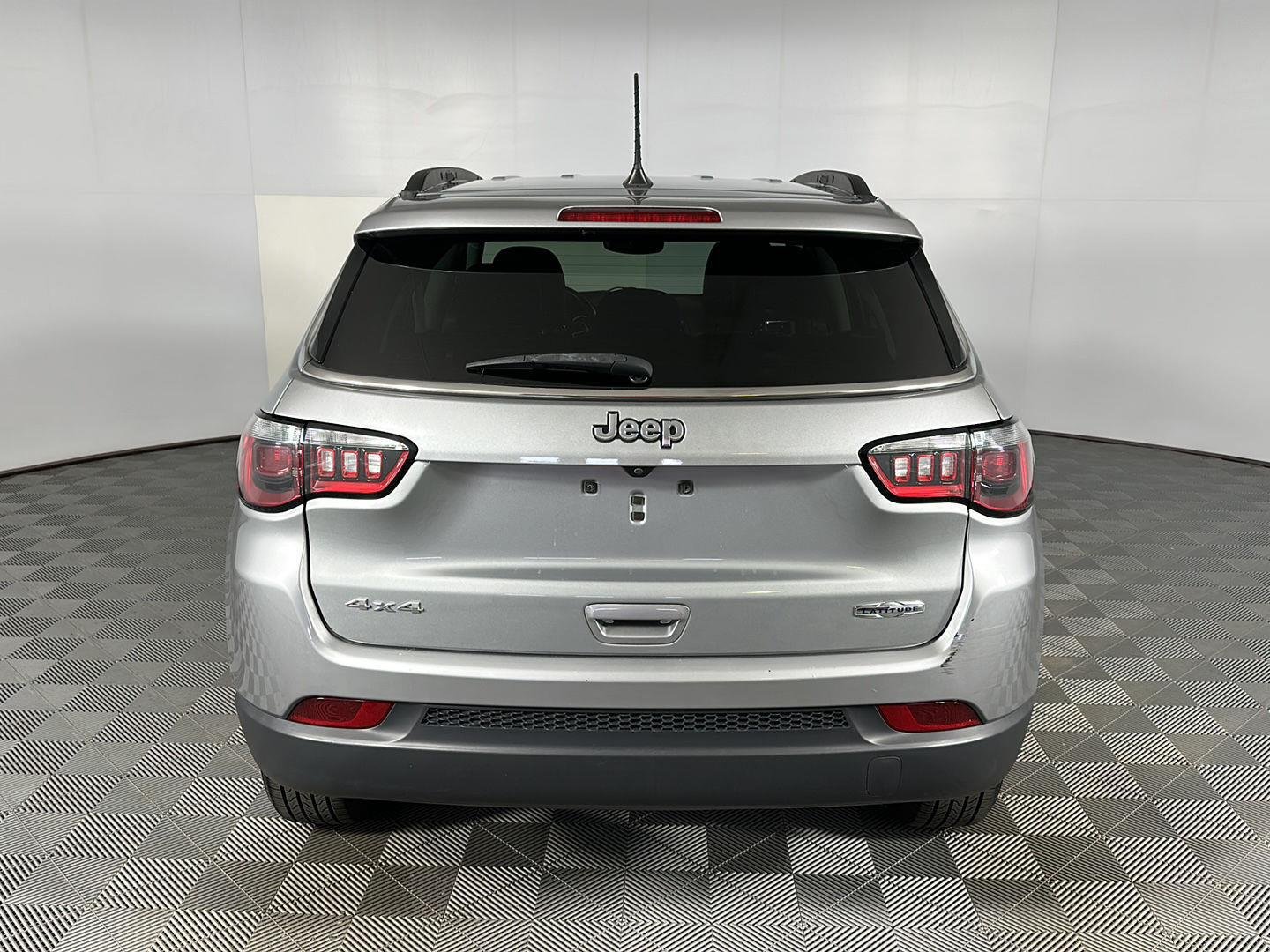 Used 2021 Billet Silver Metallic Clearcoat Jeep Latitude image 23