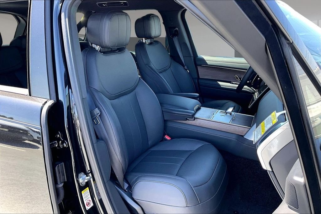 New 2026 SANTORINI BLACK Land Rover SE image 11