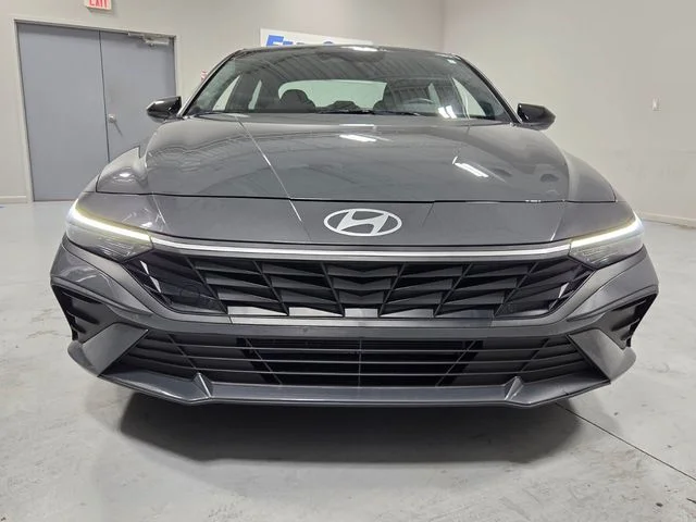 Used 2025 Gray Hyundai SEL Sport image 2
