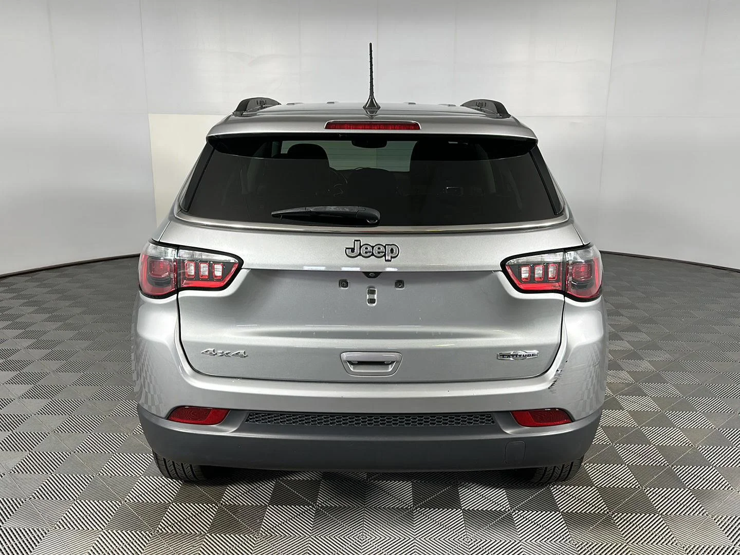 Used 2021 Billet Silver Metallic Clearcoat Jeep Latitude image 23