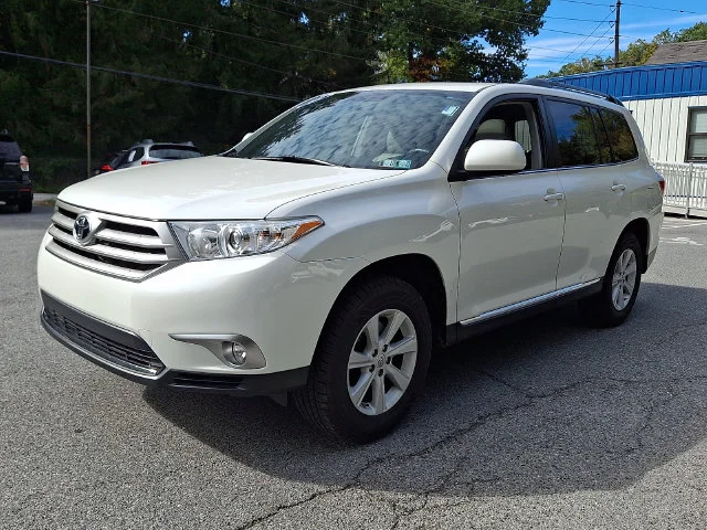 Used 2013 White Toyota SE image 4