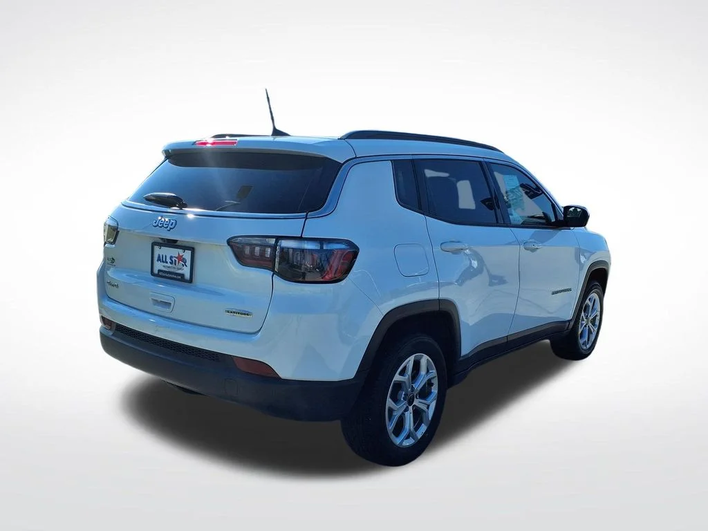 Used 2025 White Jeep Latitude image 9