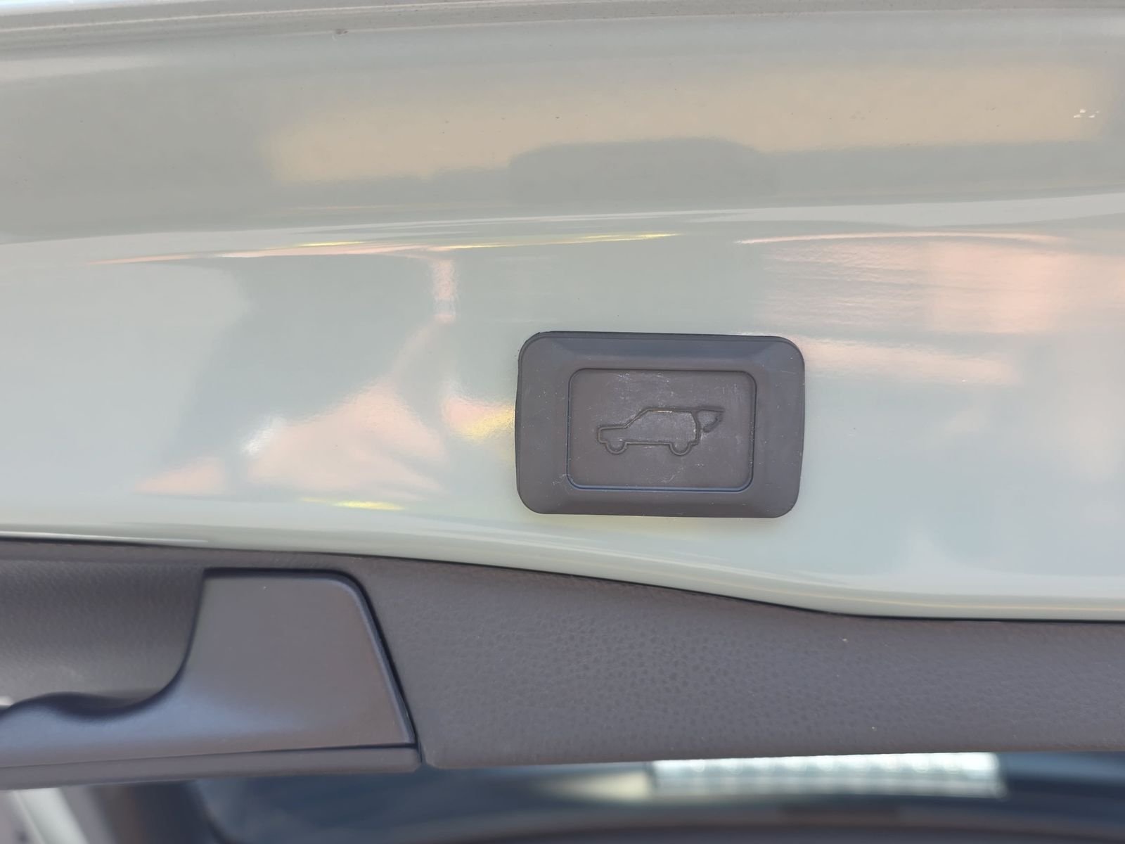 Used 2023  Toyota XLE Premium image 13