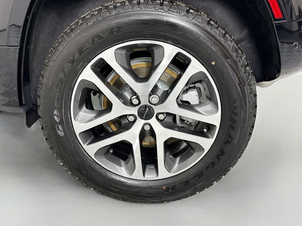 New 2026 Santorini Black Land Rover X-Dynamic SE image 32