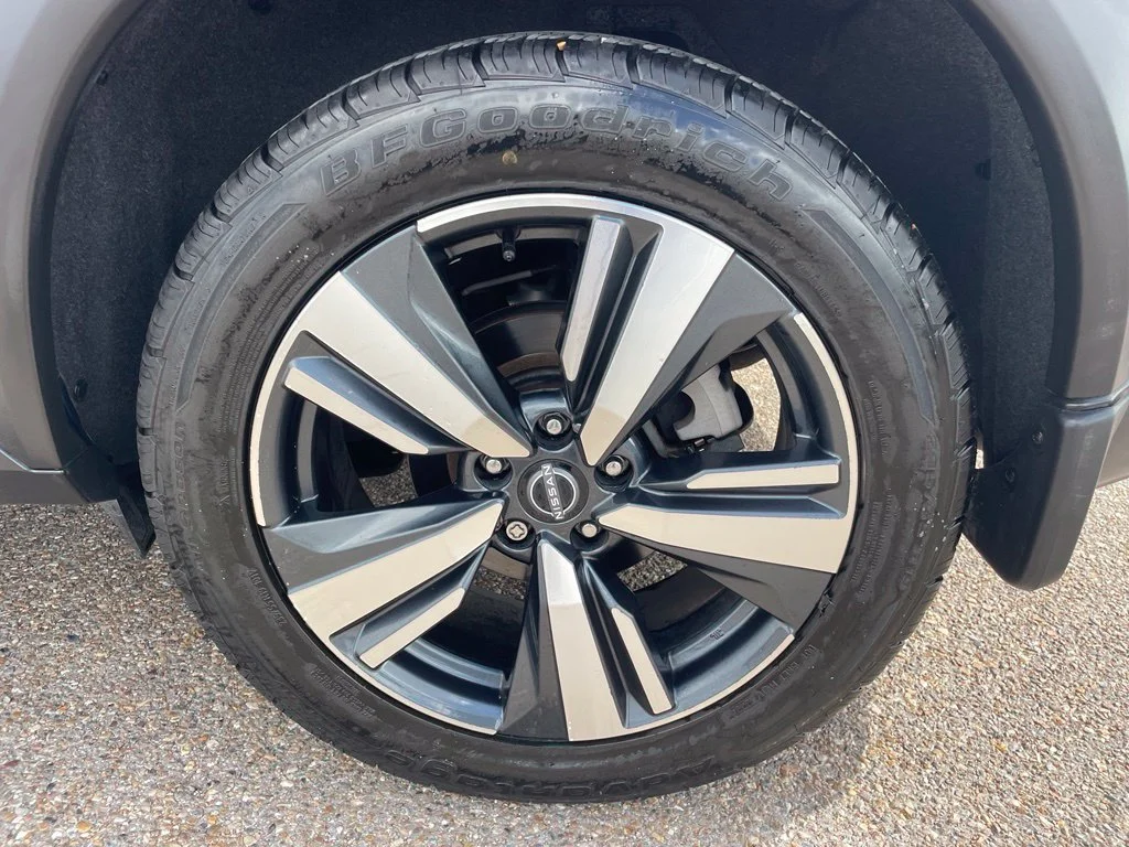 Used 2023 Blue Nissan SL image 18