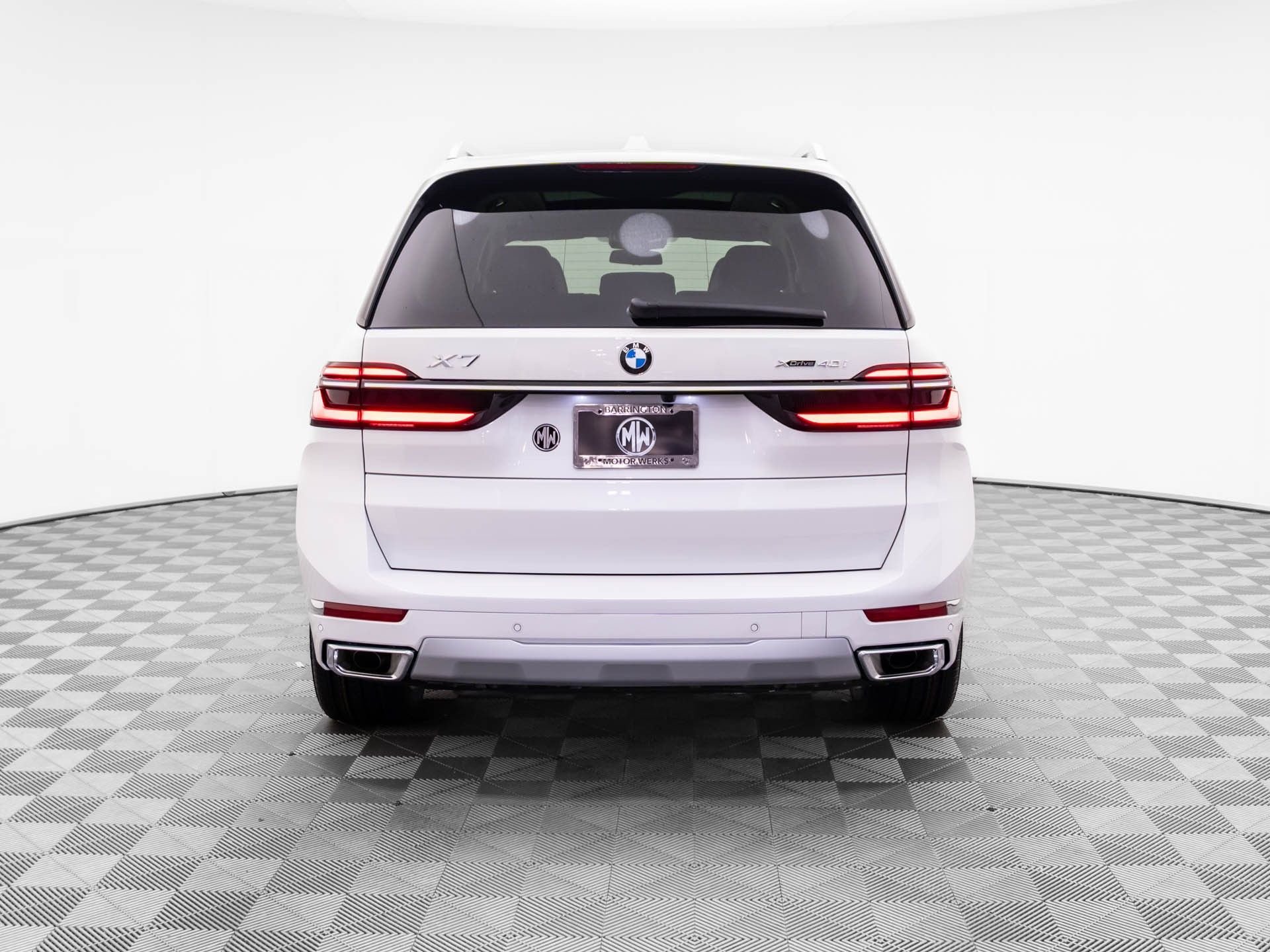 New 2026 Mineral White Metallic BMW xDrive40i image 4