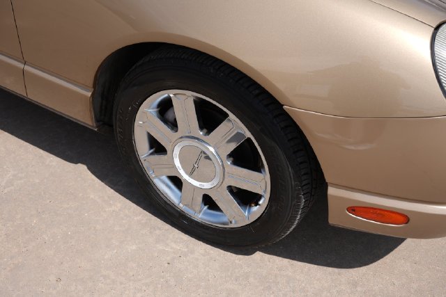Used 2005 Gold Ford Base image 9