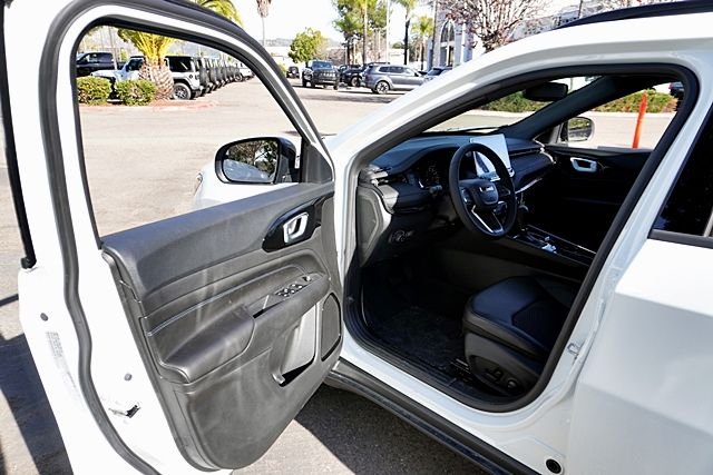 New 2026 Bright White Clearcoat Jeep Latitude image 39
