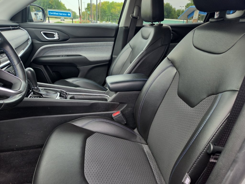Used 2022 Silver Jeep Latitude image 5