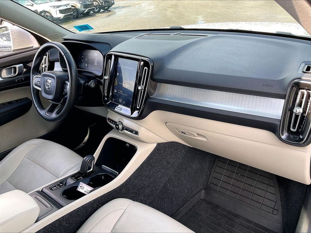 Used 2020 White Volvo Momentum image 13