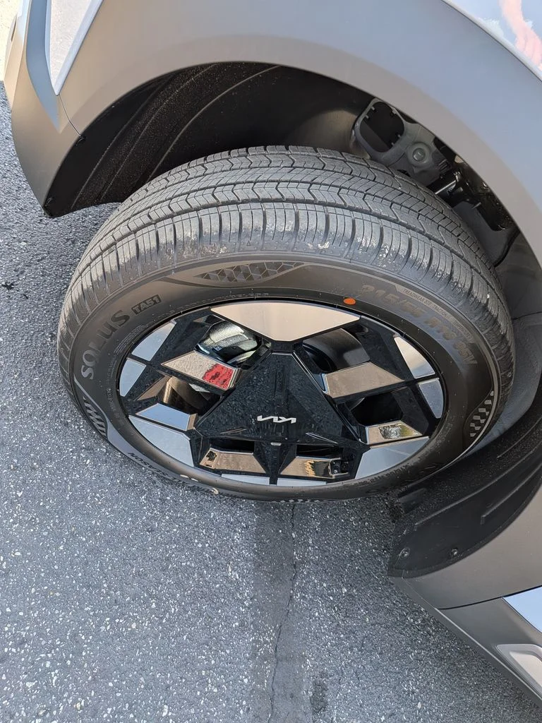New 2027 Pale Gray Kia S image 8