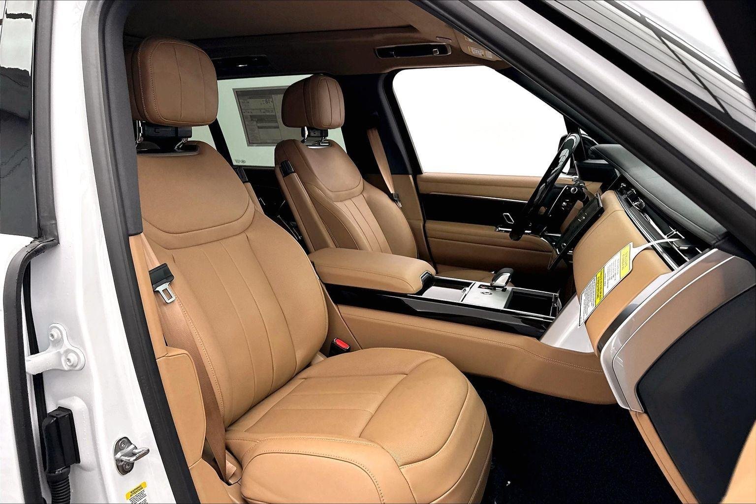 New 2026 Ostuni Pearl White Premium Metallic Land Rover SE image 32