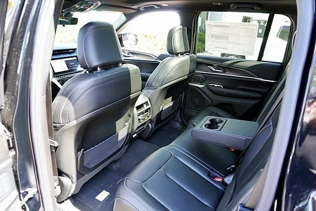 New 2026 Diamond Black Crystal Pearl-Coat Exterior Paint Jeep Limited image 22