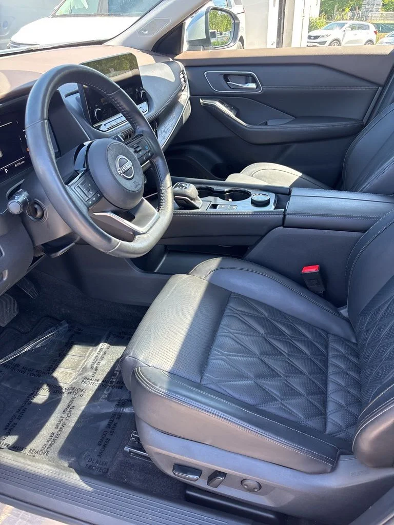 Used 2023 Silver Nissan Platinum image 12