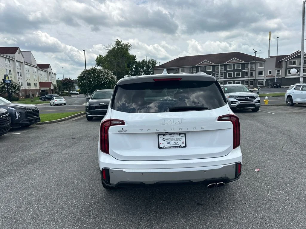 Used 2023 White Kia S image 6