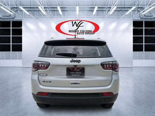 New 2026 Silver Zynith Metallic Clear-Coat Exterior Paint Jeep Latitude image 4