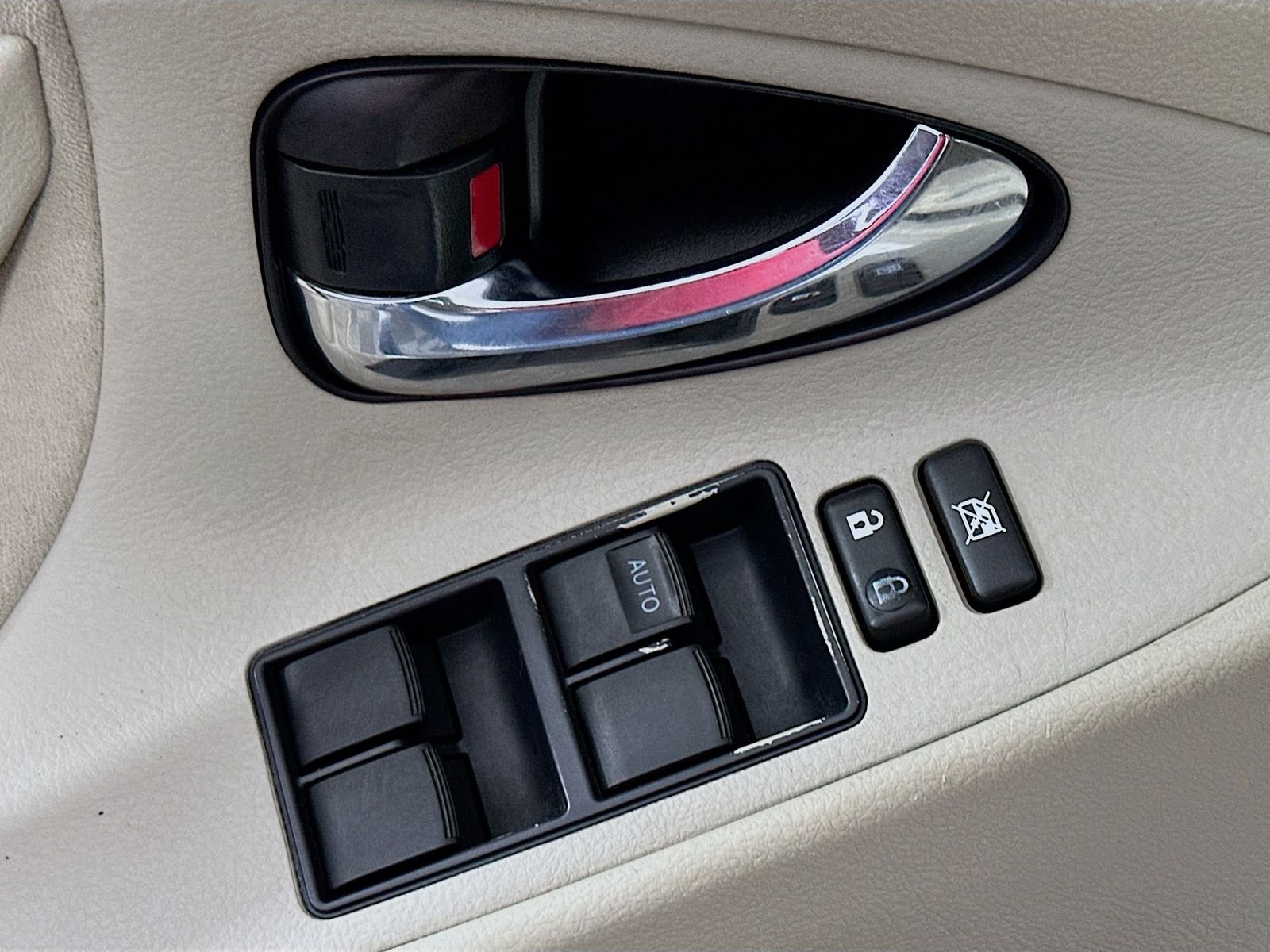 Used 2009 Super White Toyota LE image 16