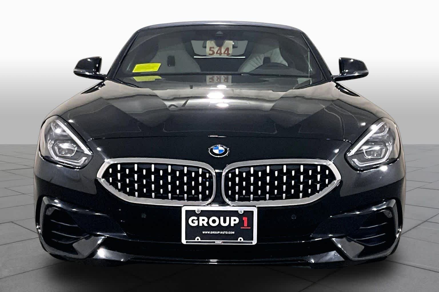 Used 2020 Black Sapphire Metallic BMW sDrive30i image 3