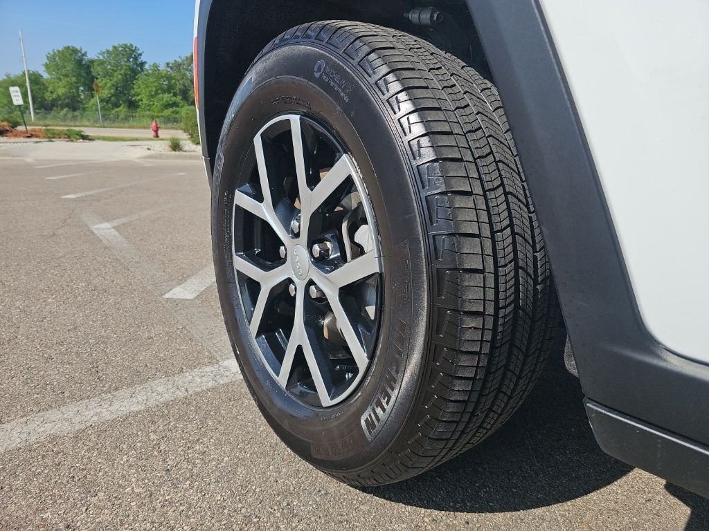 Used 2024 White/off-white Jeep Limited image 40